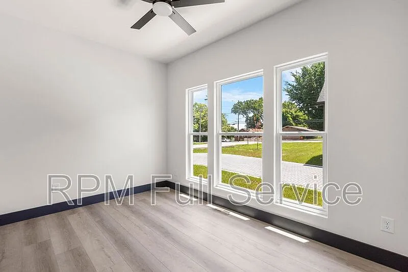 3 bed, 3.0 bath, 1398 sqft, $2,399 — Photo 2