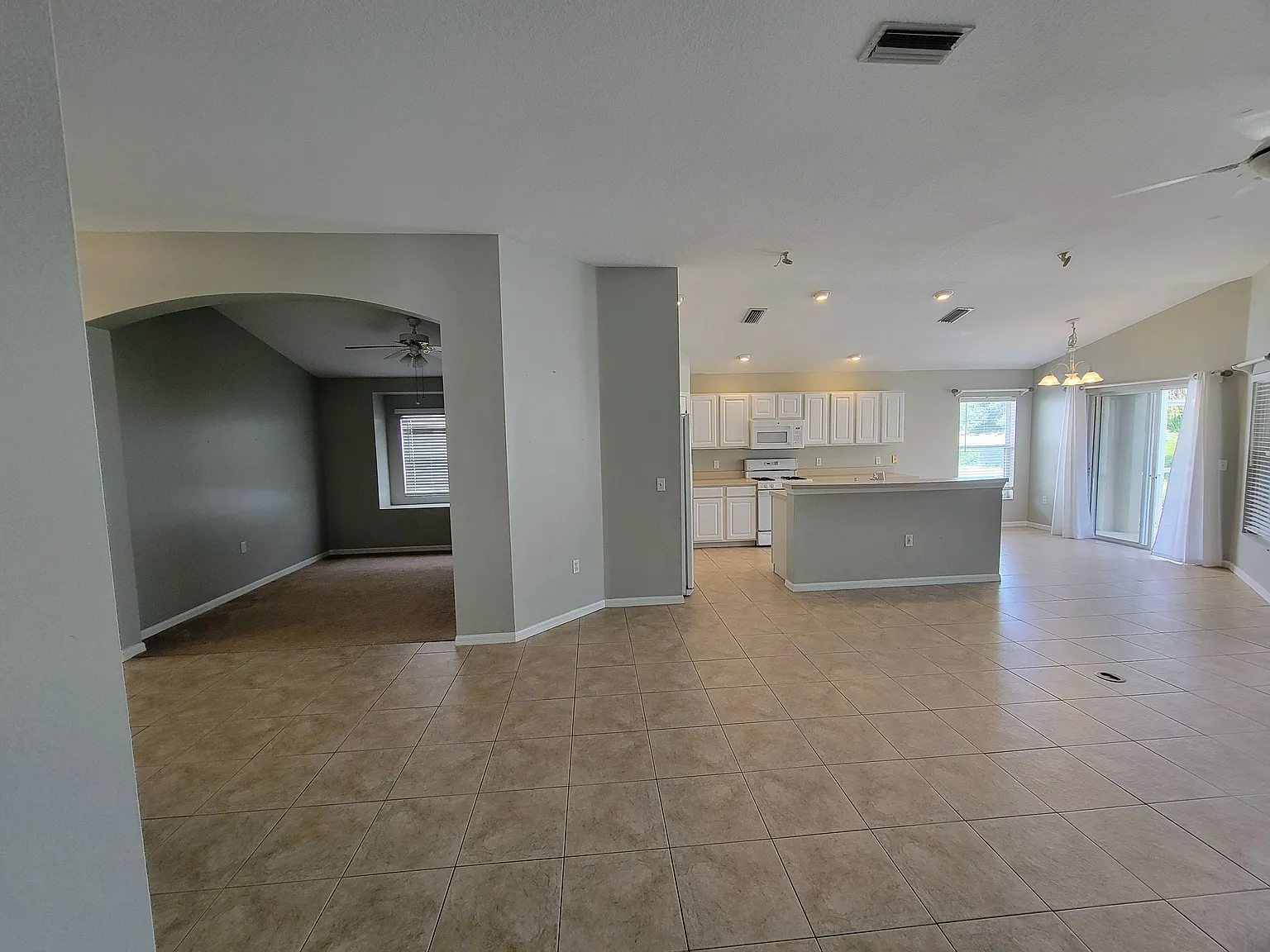 3 bed, 2034 sqft, $2,950 — Photo 4