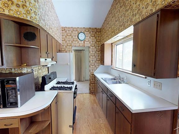 3rd image of 3565 Crestmont Dr