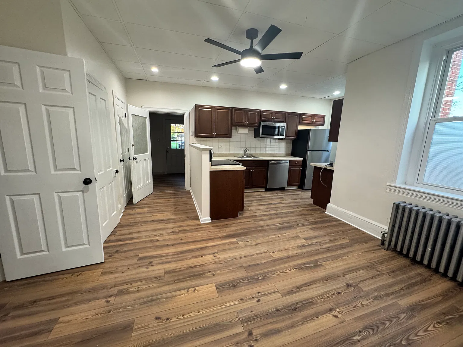 3 bed, 1.5 bath, 1600 sqft, $2,400 — Photo 4