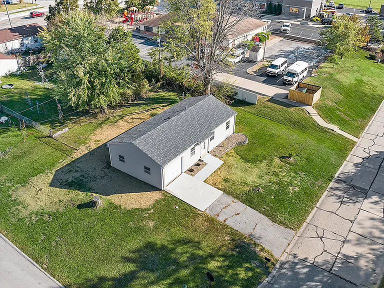 1024 Cypress Dr — Photo 4