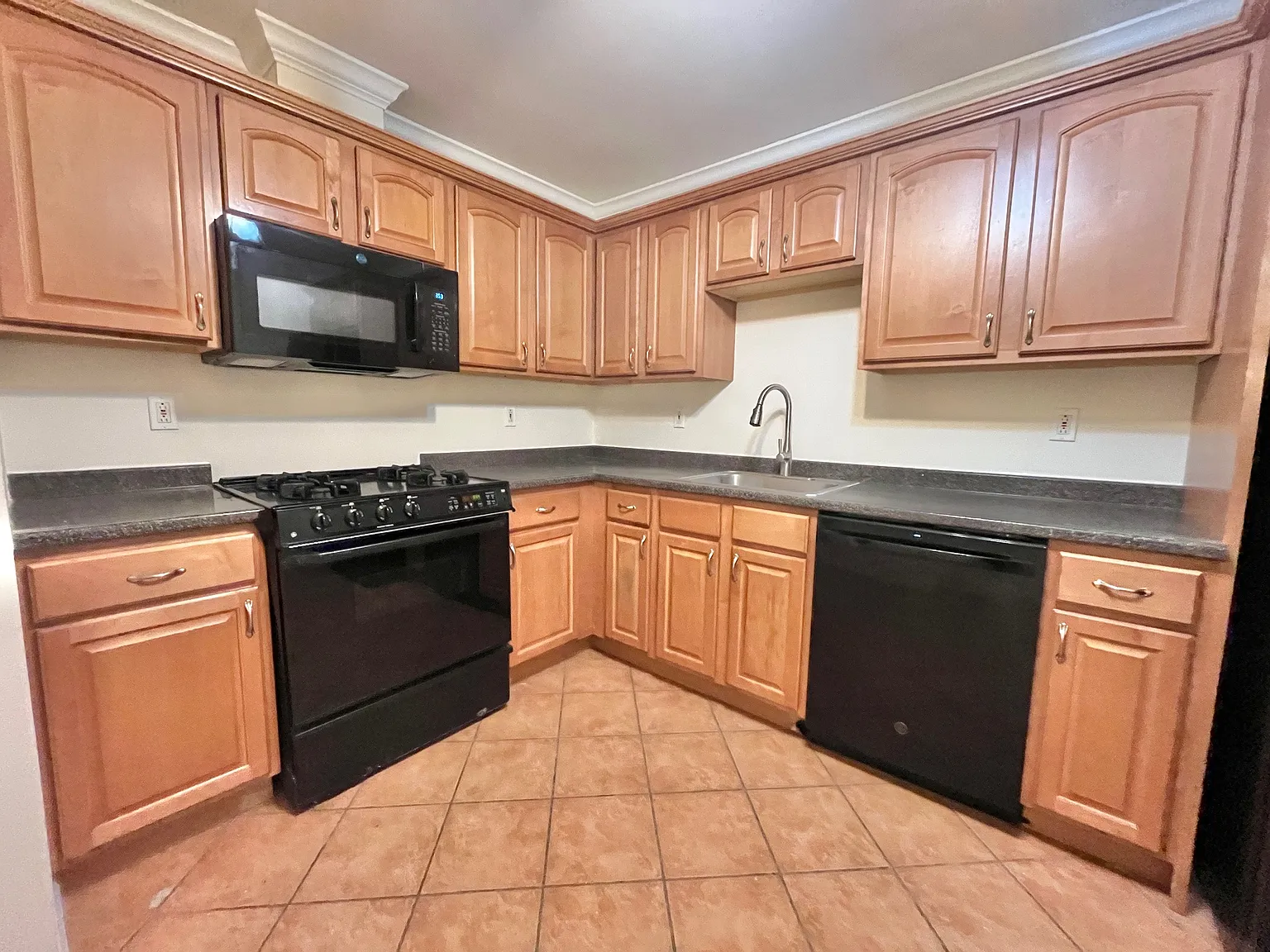 2 bed, 1400 sqft, $4,200 — Photo 3