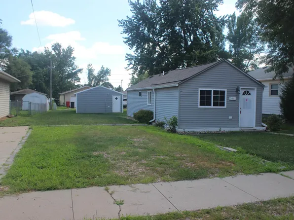 1011 E 13th St, Yankton, SD 57078