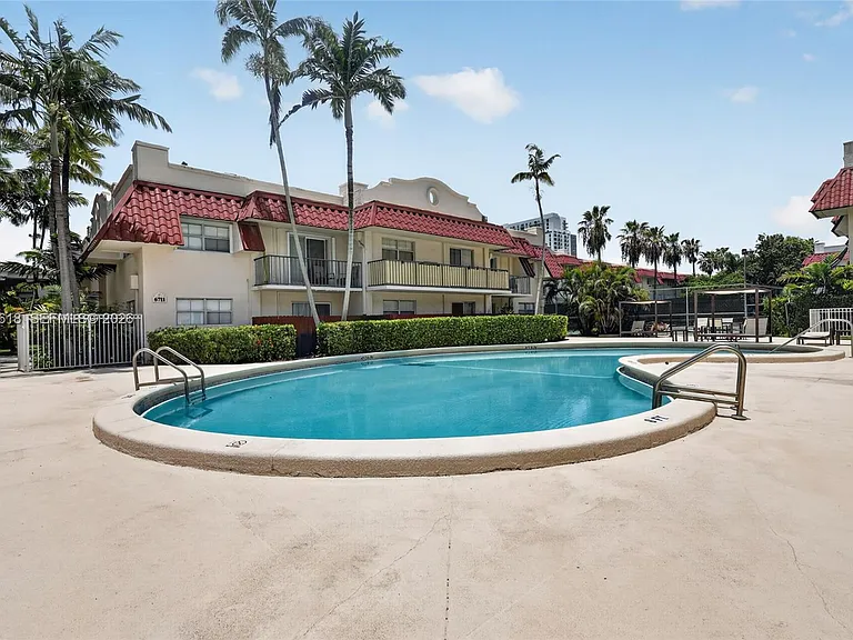 6709 N Kendall Dr #220 — Photo 23