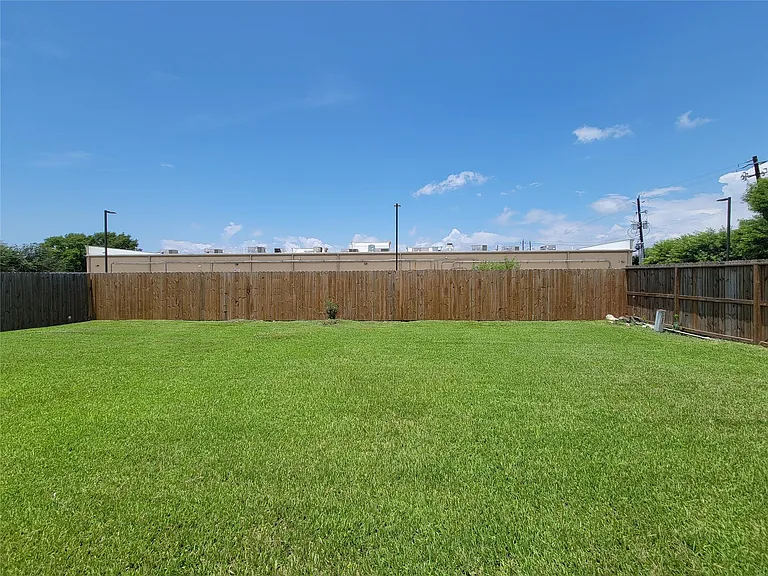8530 Quail Burg Ln — Photo 32