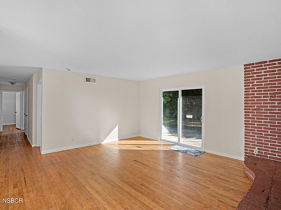 3rd image of 1441 Claremont Pl