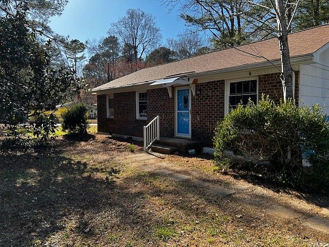 Welcome to your newly renovated boutique tiny home. Off street parking for four cars. Parking on the street is also allowed.