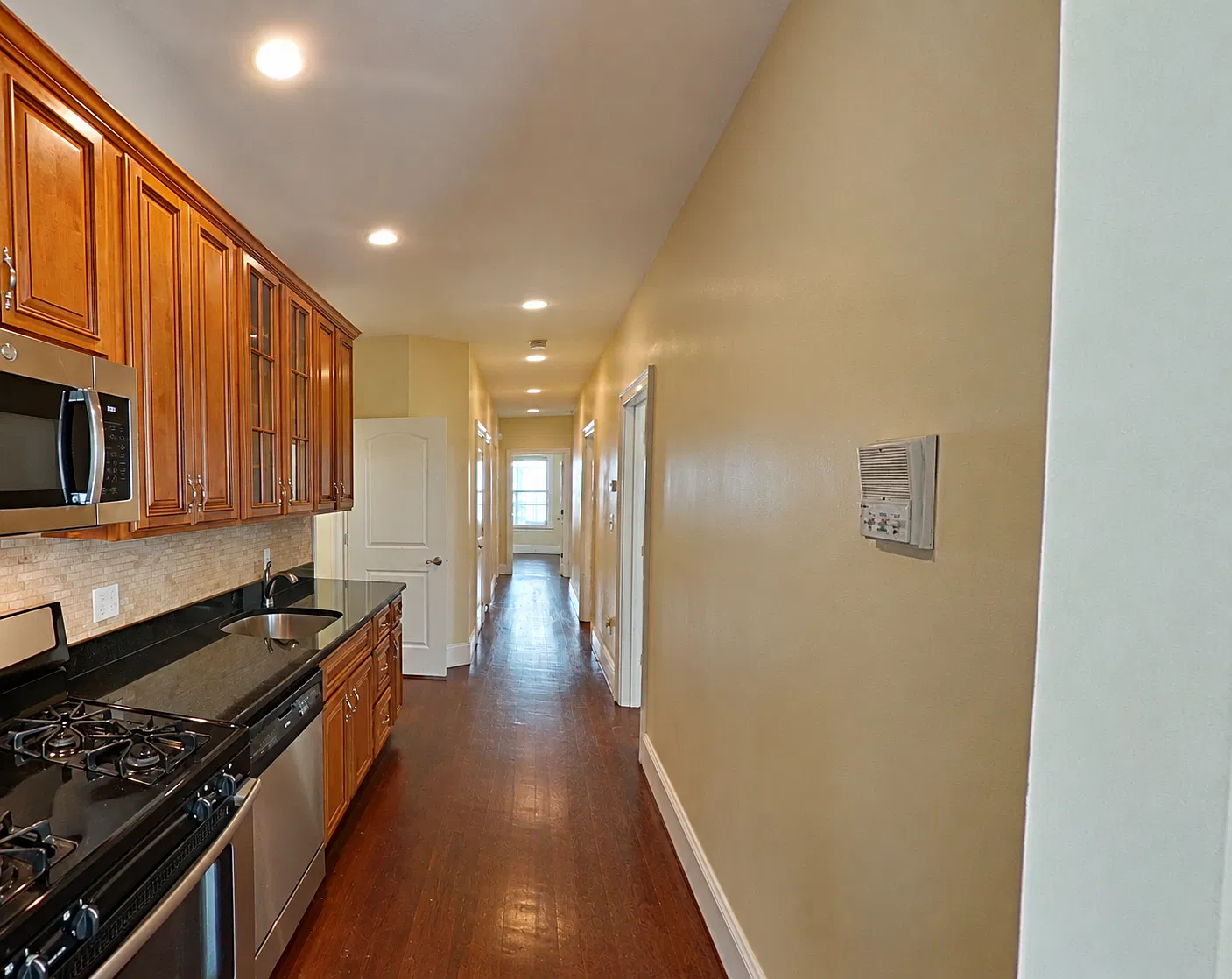 4 bed, 1237 sqft, $7,595 — Photo 2