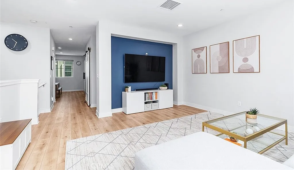 3 bed, 2.5 bath, 1913 sqft, $3,850 — Photo 3