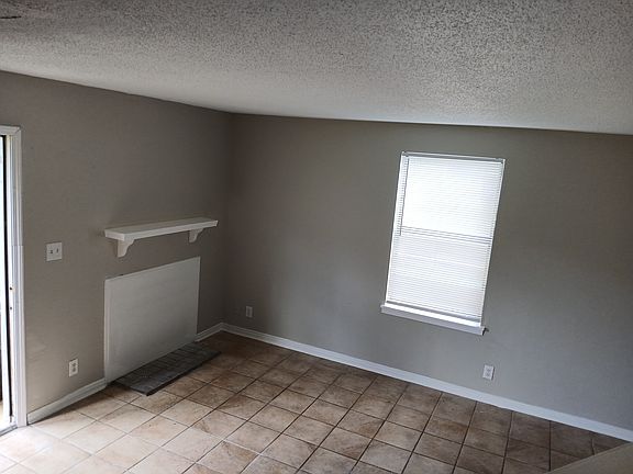 4th image of 904 Kingsbury Dr APT D