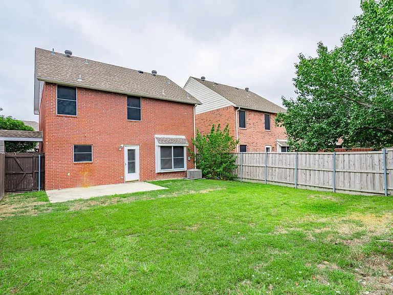 323 Celia Cir — Photo 12