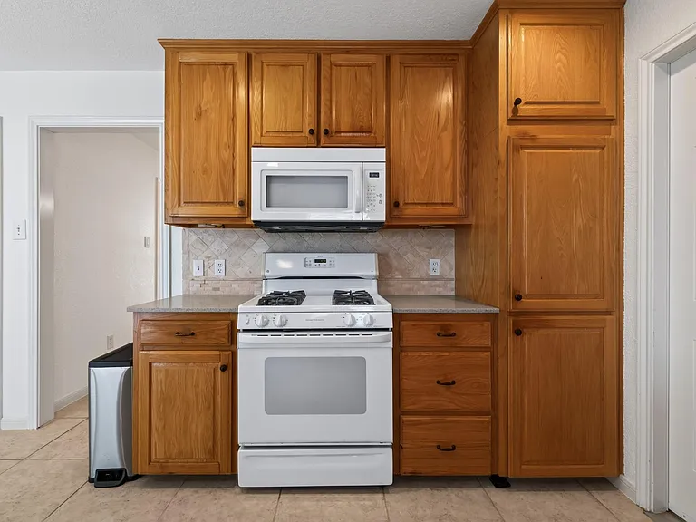 1202 Knollpark Cir — Photo 14