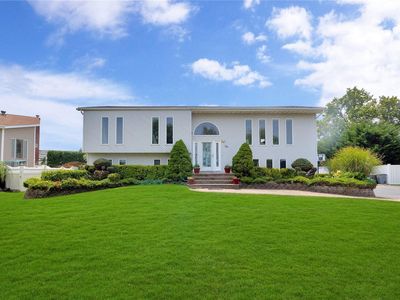 30 E Dolphin Lane, Copiague, NY, 11726