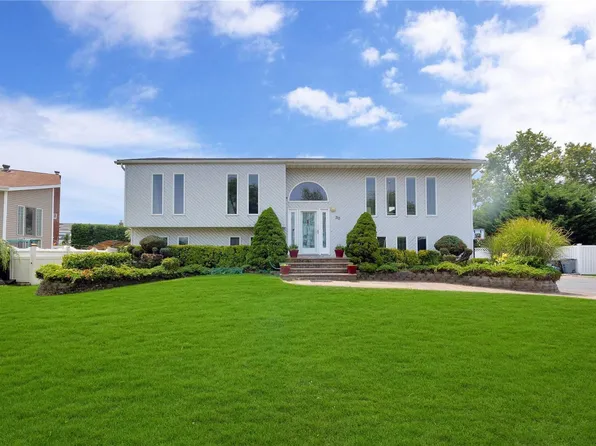 30 E Dolphin Lane, Copiague, NY 11726