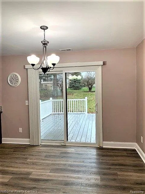 3 bed, 2.0 bath, 1325 sqft, $2,400 — Photo 4