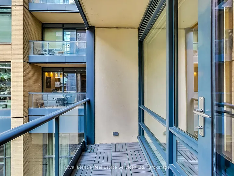 438 King St W #402 — Photo 17