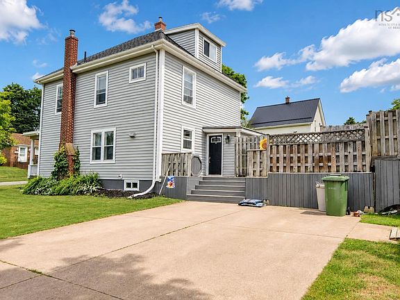 4th image of 131 Maple Ave