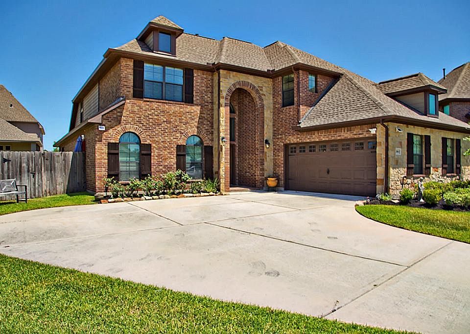 Beautiful 6 bedroom home in a culdesac waiting for your family!