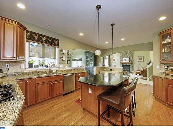 5th image of 105 Cezanne Ct
