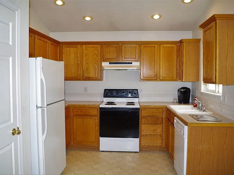624 Alturas St — Photo 7