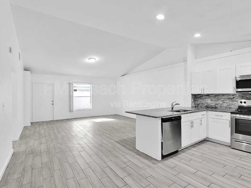 1st image of 13974 Folkestone Cir