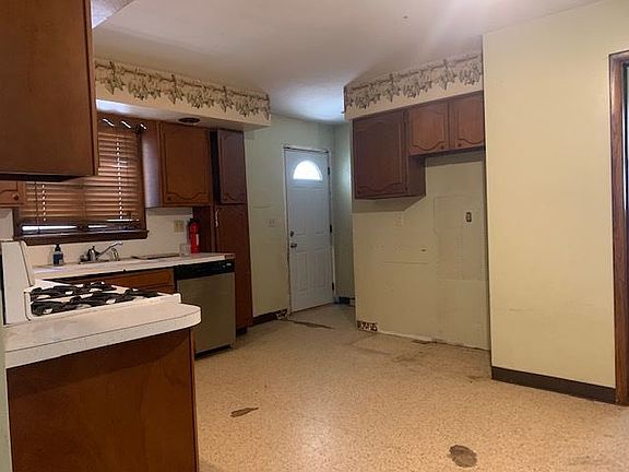 4th image of 8592 McKinley Ave