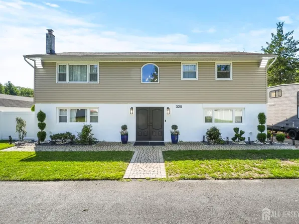 325 Pine Brook Rd, Manalapan, NJ 07726
