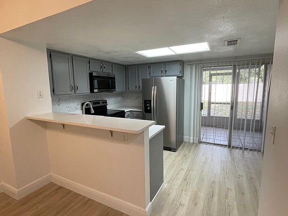 Kitchen w/ bar