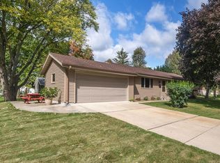 251 Carlin Ct, Hartland, WI 53029