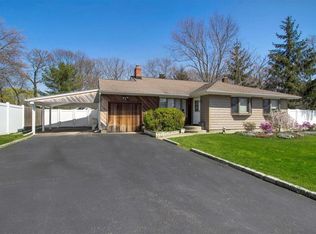 979 Gardiner Dr, Bay Shore, NY 11706