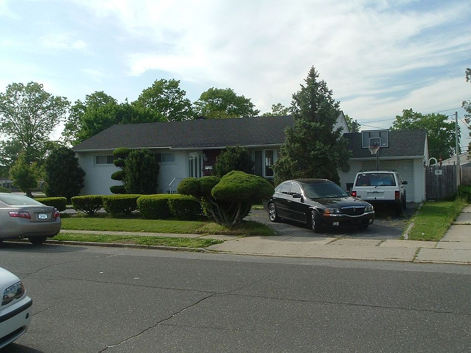 LARGE MORTON RANCH W/CIRCULAR DRIVEWAY