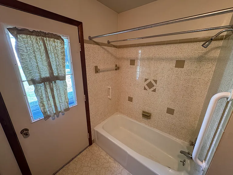 1136 Lexington Rd — Photo 17