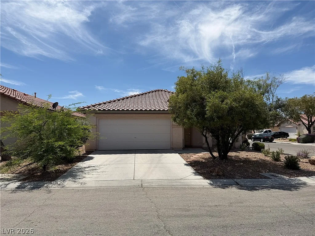 3 bed, 2.0 bath, 1562 sqft, $2,050 — Photo 1