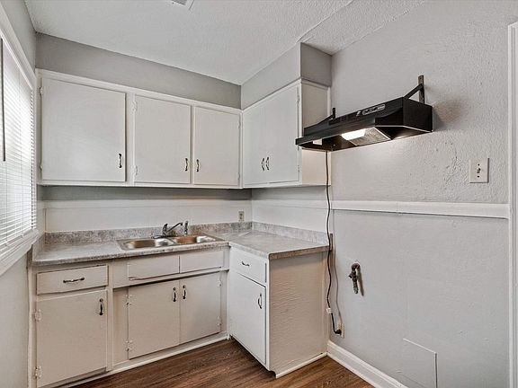 2nd image of 3077 Beaumont Ave #35