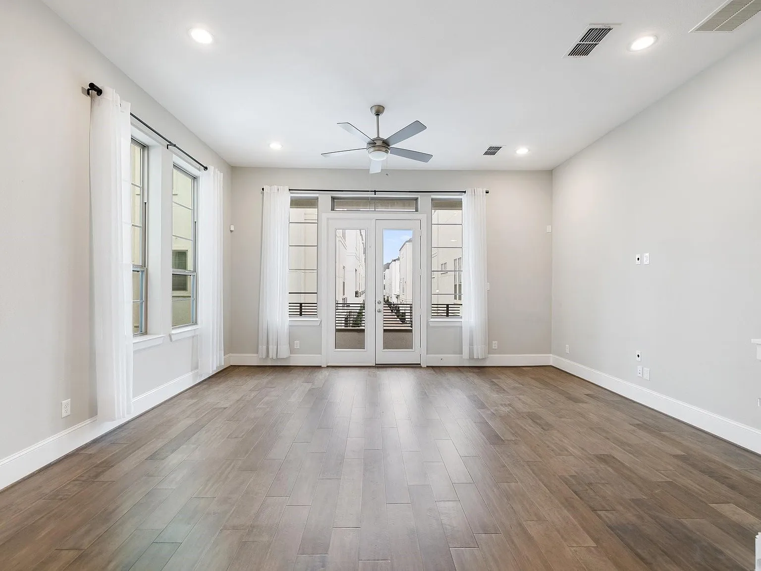 3 bed, 3.5 bath, 2106 sqft, $3,400 — Photo 4