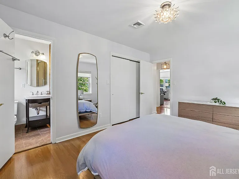 207 Stoughton Ave — Photo 12