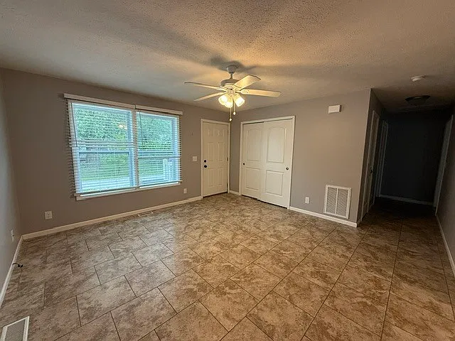 911 N Riverside Dr — Photo 35