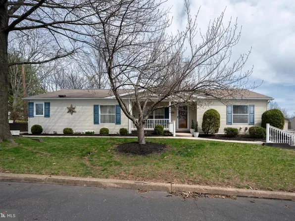 325 Hidden Springs Dr, Souderton, PA 18964