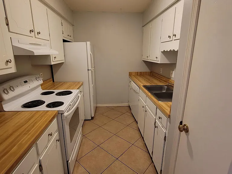 512 Lake Forest Blvd — Photo 15
