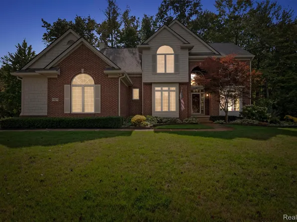 6404 Pennington Dr, White Lake, MI 48383