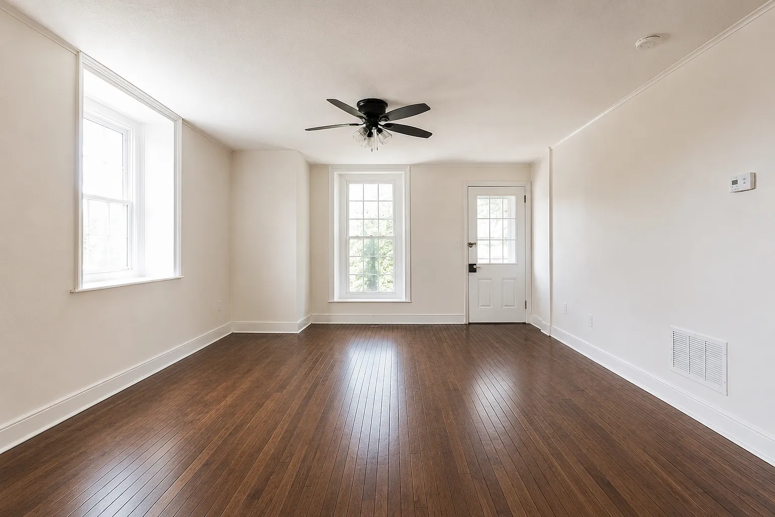 4 bed, 1.5 bath, 2600 sqft, $2,950 — Photo 4