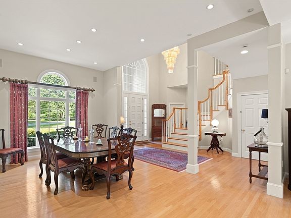 5th image of 2 New Meadow Ln