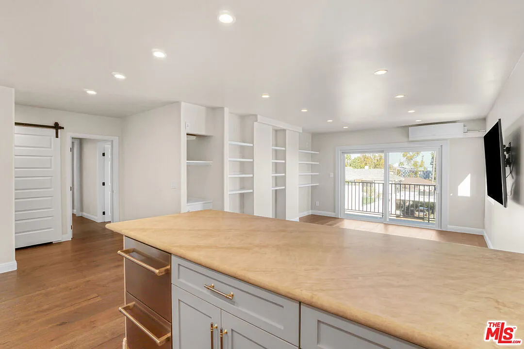 2 bed, 2.0 bath, 990 sqft, $4,800 — Photo 3
