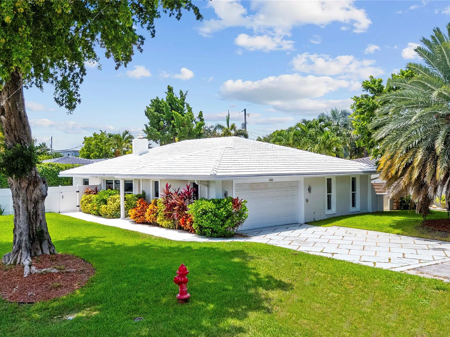 3 bed, 2.0 bath, 1882 sqft, $6,750 — Photo 2