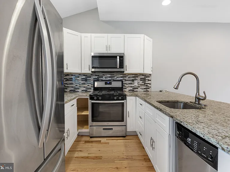 724 E Thompson St — Photo 9