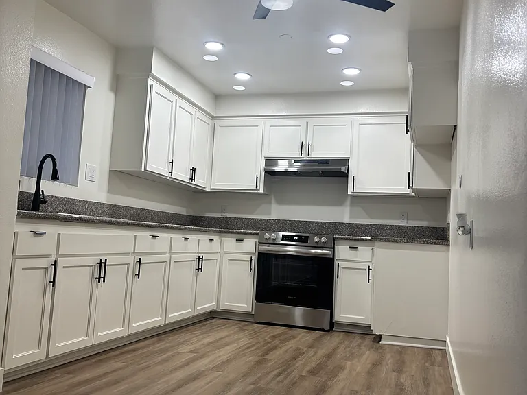 PARK ROYAL MANOR — Photo 13