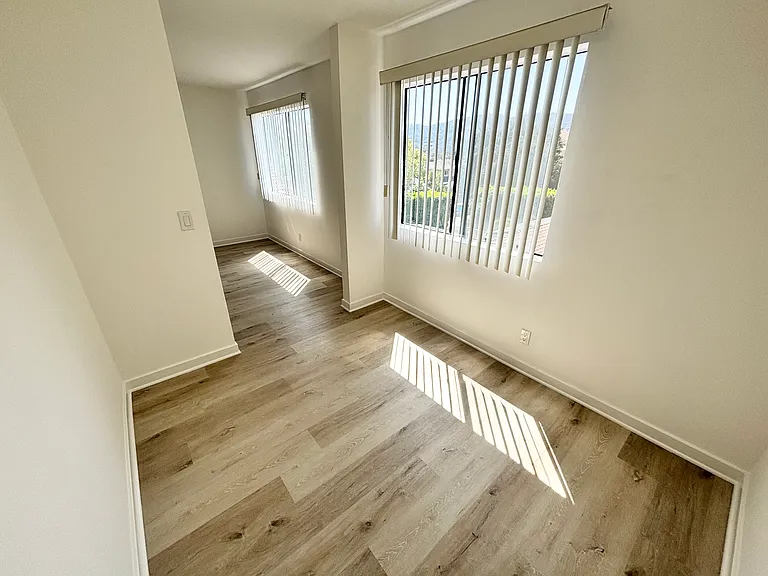 555 Oak St #301 — Photo 5
