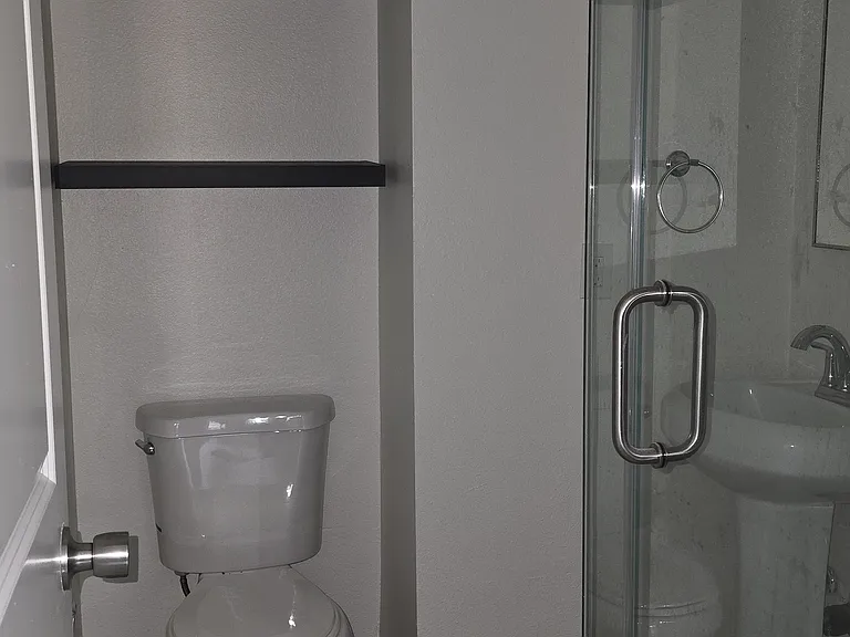1124 W 9th St #A — Photo 5