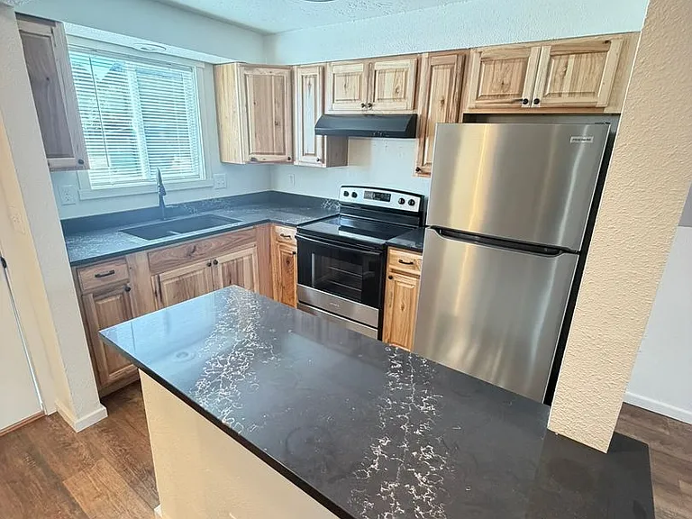 540 W Maple St #25 — Photo 3