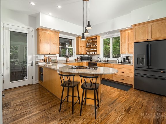 4th image of 163 Forbes Way